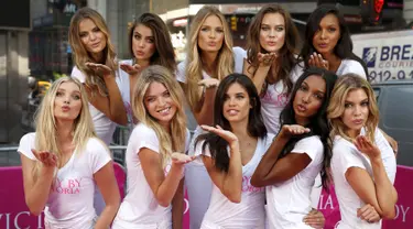 Model baru Victoria's Secret berpose saat peluncuran Body by Victoria (28/7/2015). Sepuluh wanita cantik ini akan menjadi model terbaru Victoria's Secret dalam memperkenalkan berbagai lingerie (pakaian dalam). (REUTERS/Mike Segar)