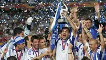 Kapten tim nasional Yunani, Theodoros Zagorakis, saat mengangkat trofi Piala Eropa 2004. Yunani berhasil mengalahkan Portugal 1-0 pada partai final, di Estadio Da Luz, 4 Juli 2004. (UEFA). 