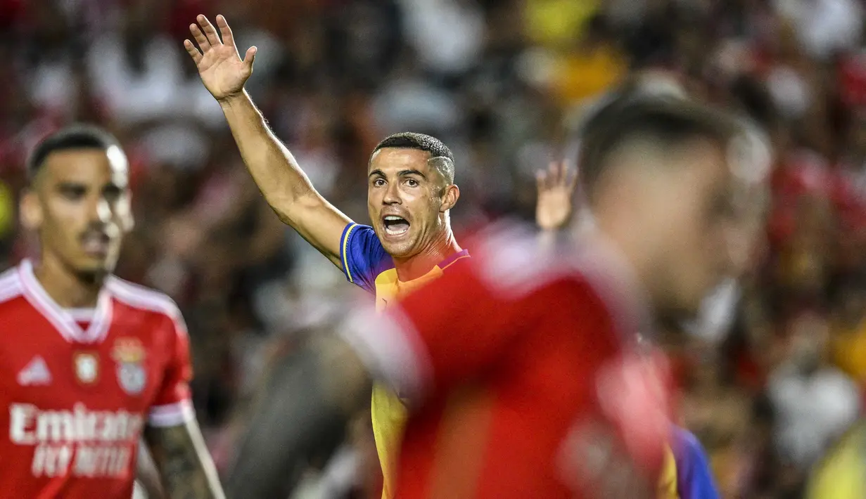Ekspresi pemain Al Nassr, Cristiano Ronaldo, setelah gawang klubnya kebobolan oleh Benfica dalam pertandingan pramusim yang berlangsung di Estadio Algarve, Portugal, Jumat (21/7/2023) WIB.  (AFP/Patricia De Melo Moreira)
