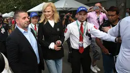 Nicole Kidman berjalan menuju paddock tim Ferrari menjelang Grand Prix F1 Australia di Melbourne, Sabtu (25/3). Nicole Kidman tampil kasual dengan mengenakan blazer hitam dan celana panjang jeans. (AP Photo/Rick Rycroft)