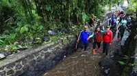 Menteri Sosial Saifullah Yusuf, saat aksi kerja bakti membersihkan saluran irigasi Kali Cikole, Sabtu (8/2/2025) (Istimewa)