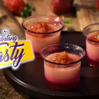 Strawberry Panacotta, minuman dingin yang segar dan praktis untuk disantap menjelang akhir pekan. Selamat mencoba, guys!