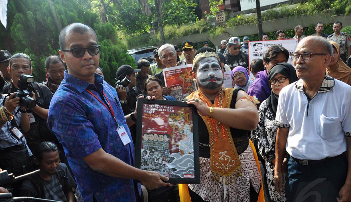 Salah satu permintaan mereka yaitu agar Jokowi membuat Keppres pengadilan HAM ad hoc untuk 7 berkas pelanggaran HAM berat yang sudah diserahkan ke Kejagung, Jakarta, Kamis (28/4/14). (Liputan6.com/Miftahul Hayat) 