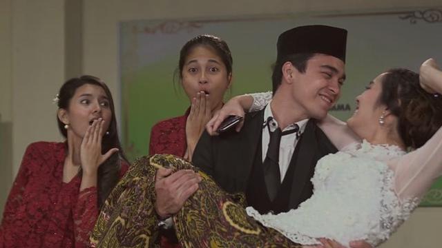 Tampak pula adegan Erdin menggendong Jennifer, yang masing-masing berperan sebagai Bastian dan Nagita.