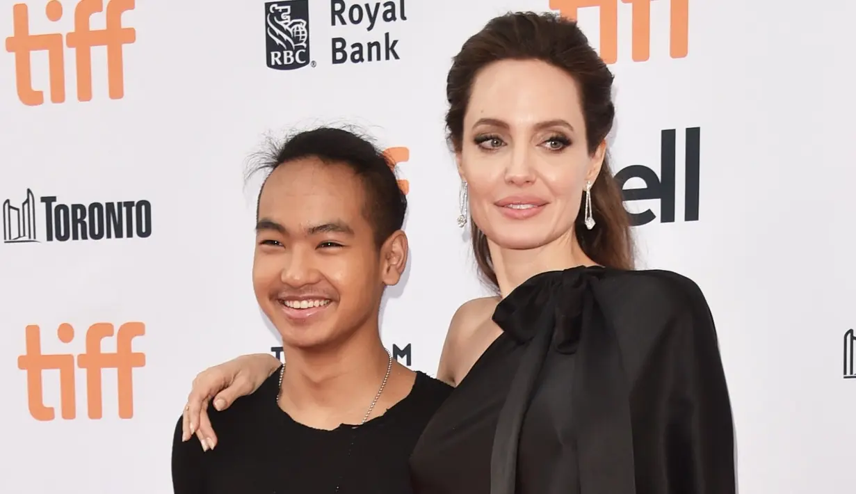 Tak ketinggalan, Angelina Jolie pun dikabarkan miliki hubungan yang sangat kuat dengan Maddox usai bercerai dari Brad Pitt. (POPSUGAR Australia)