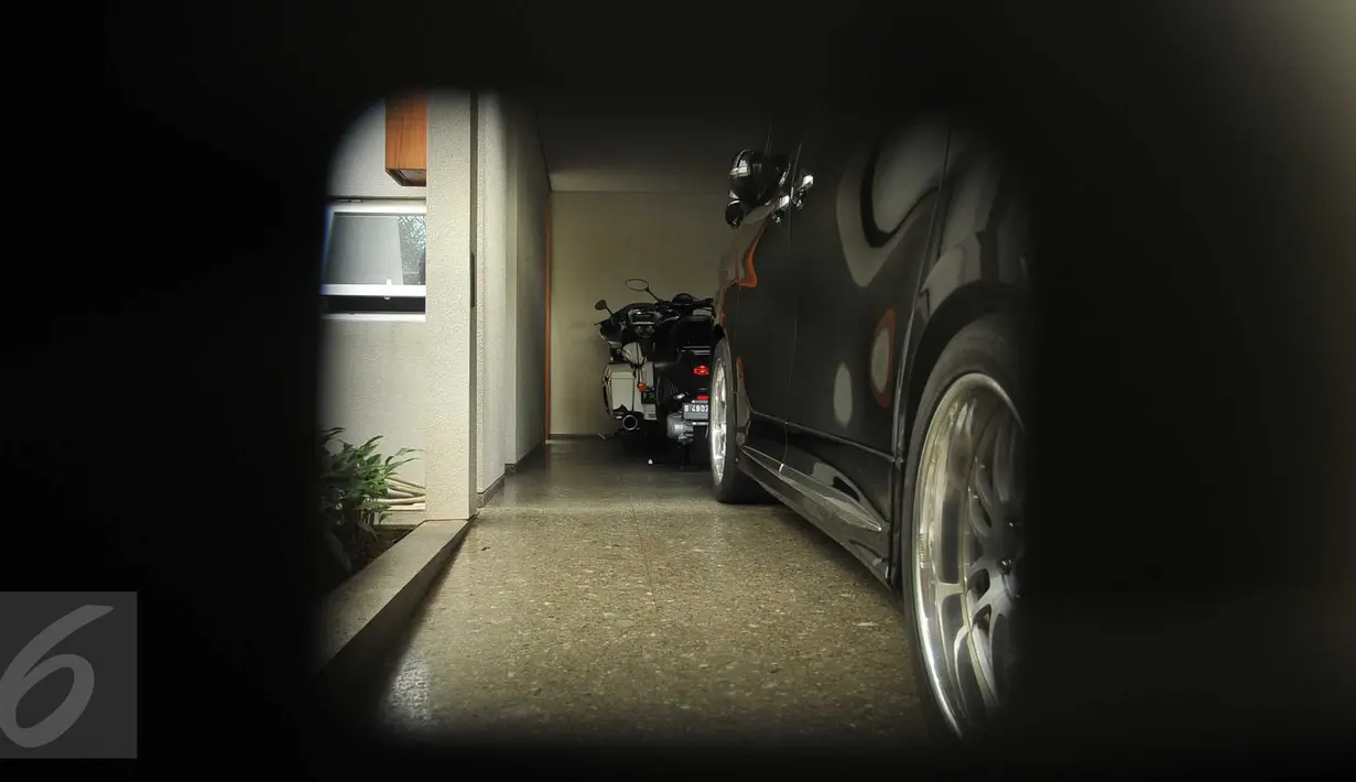 Sebuah motor Harley-Davidson terlihat di rumah Sekjen Mahkamah Agung (MA) Nurhadi di Jalan Hang Lekir V, Jakarta, usai digeledah oleh KPK, Kamis (21/4). Penggeledahan terkait OTT KPK terhadap panitera PN Jakpus, Edy Nasution. (Liputan6.com/Gempur M Surya)