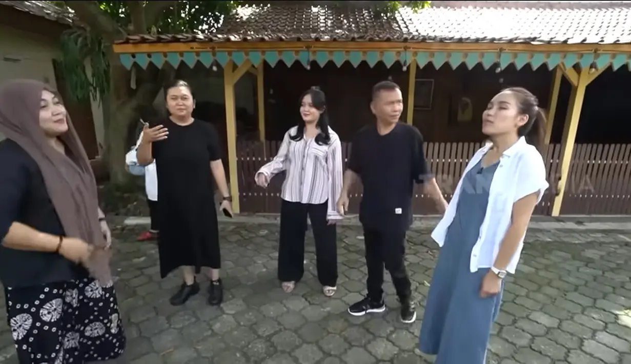 Rumah Mandra juga terdapat makam keluarga, yaitu ayah dan ibunya. Tampak bangunan dengan nuansa Betawi dari kayu yang merupakan makam orang tua mandra. Bangunan dari kayu ini dibuat terbuka dan dikasih pagar setinggi kurang lebih satu meter dari kayu. Makam pun sangat  bersih dan terawat. [Youtube/TRANS7 OFFICIAL]