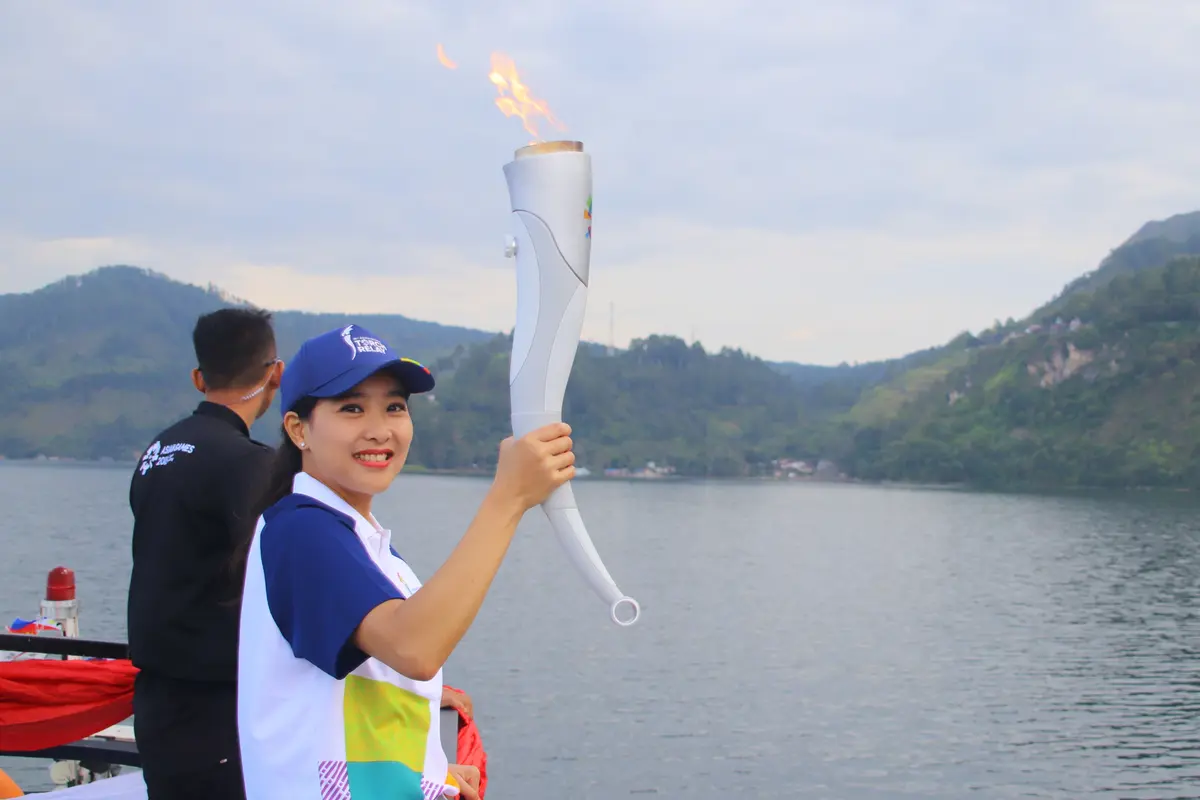 Olivia Zalianty Bawa Obor Asian Games Arungi Danau Toba
