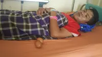 Akmal, remaja di Gowa terbaring lemah usai mengeluarkan telur dari duburnya. (Liputan6.com/ Eka Hakim)
