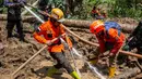 Petugas penyelamat menggunakan selang bertekanan tinggi untuk menyemprotkan air selama operasi penyelamatan di lokasi longsor Desa Situkung, Banjarnegara, Jawa Tengah, pada Rabu 19 November 2025. Hari keempat operasi pencarian korban tanah longsor di Dusun Situkung, Desa Pandanarum, Kabupaten Banjarnegara, Jawa Tengah, atau Rabu 19 November 2025, tim pencari dan penyelamat gabungan berhasil menemukan satu korban meninggal. (DEVI RAHMAN/AFP)