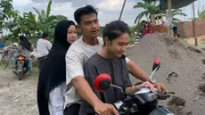 Tampil sederhana bak gadis desa, Azizah Salsha banjir pujian dari netizen. Kegirangan dibonceng Arhan karena baru pertama kali naik motor, Azizah Salsha tak masalah jika harus duduk di depan. Pasalnya selama ini Azizah dilarang sang ayah berkendara naik motor. Melihat tingkah Azizah yang duduk di depan Arhan seperti anak kecil, netizen jadi gemas. (Liputan6.com/IG/@/arhanazizah.official)