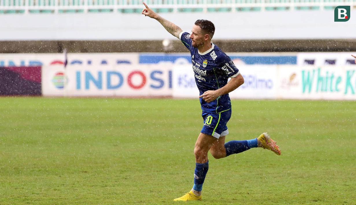 <p>Selebrasi pemain Persib Bandung, Marc Anthony Klok setelah menjebol gawang Arema FC pada pertandingan pekan ke-26 BRI Liga 1 2022/2023 yang berlangsung di Stadion Pakansari, Bogor, Kamis (23/2/2023). (Bola.com/Ikhwan Yanuar)</p>