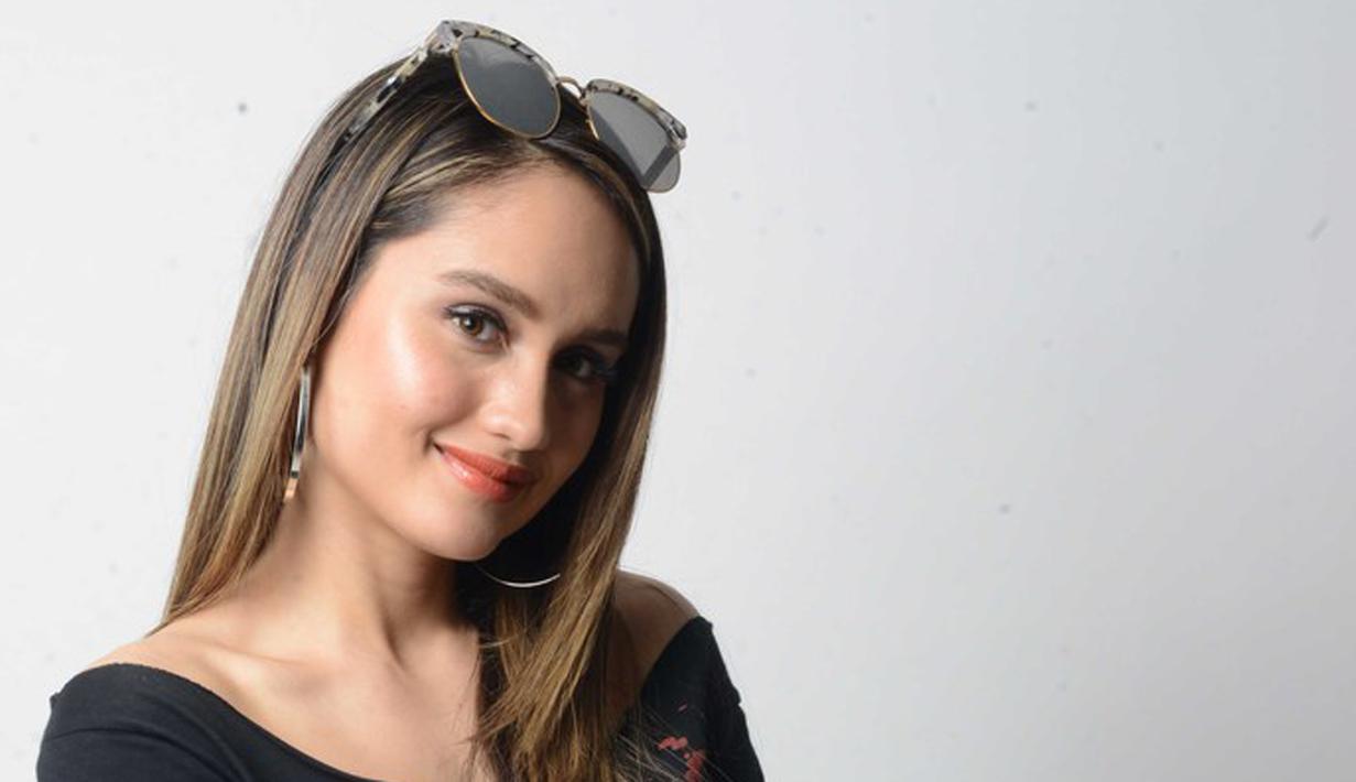 Memiliki ayah keturunan Jerman membuat Cinta Laura menjadikan Der Panser sebagai negara yang didukungnya setiap ada gelaran Piala Dunia. (KapanLagi.com/Bayu Herdianto)