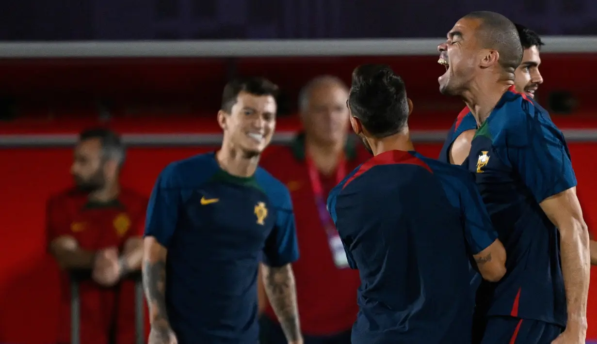 Bek Portugal, Pepe (kanan) berteriak saat sesi latihan di lokasi latihan Al Shahaniya SC, barat laut Doha pada 5 Desember 2022. Menilik catatan pertemuan, Swiss lebih unggul daripada Portugal. Sementara tahun ini, kedua tim sudah saling mengalahkan di UEFA Nations League. (AFP/Patricia De Melo Moreira)