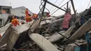Sejumlah petugas damkar saat mengevakuasi korban rumah roboh di  Jalan Pulo, Tanah Tinggi, Johar Baru, Jakarta Pusa, Jumat (26/4). Hingga saat ini petugas masih melakukan evakuasi warga yang masih terjebak di dalam puing bangunan rumah yang ambruk. (Liputan6.com/Herman Zakharia)