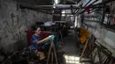 Seorang pekerja mencanting batik di pabrik "batik" kain tradisional Indonesia di Sidoarjo, Jawa Timur (12/11/2019). UNESCO menetapkan batik sebagai karya agung lisan dan warisan budaya takbenda kemanusiaan. (AFP Photo/Juni Kriswanto)