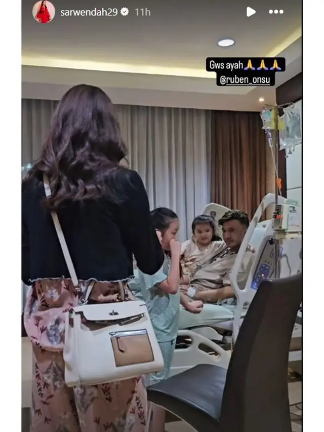 6 Potret Sarwendah Jenguk Ruben Onsu di RS, Ungkap Penyebab Sang Suami Ambruk