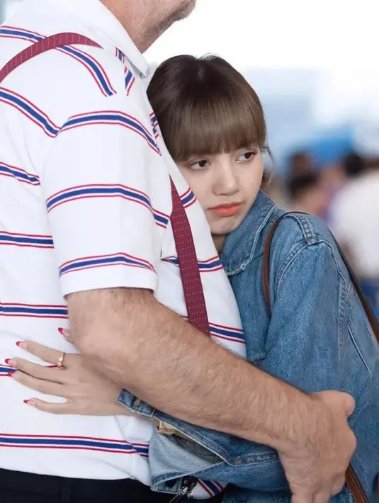 Di mata orang Lisa adalah seorang superstar. Namun di matanya ia tetap gadis kecil yang ia cintai sepenuh hati. [via koreaboo]