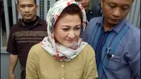 Istri Ketua DPR Setya Novanto, Deisti Astriani Tagor menjenguk suaminya (Liputan6.com/ Moch Harun Syah)