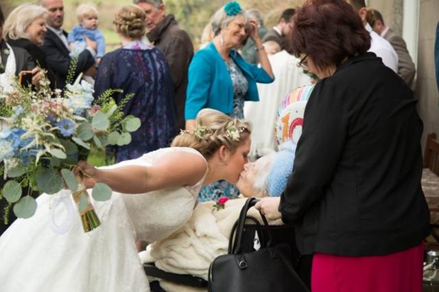 Nenek Martha menjadi pengiring pengantin di penikahan cucunya | Photo: Copyright metro.co.uk
