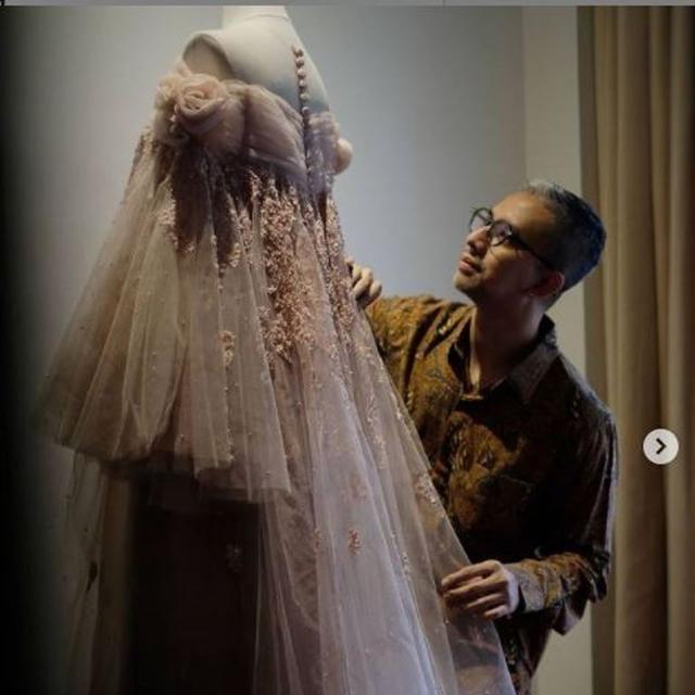 Uniknya Baju Pengantin Arie Kriting-Indah Permatasari Rancangan Didiet Maulana