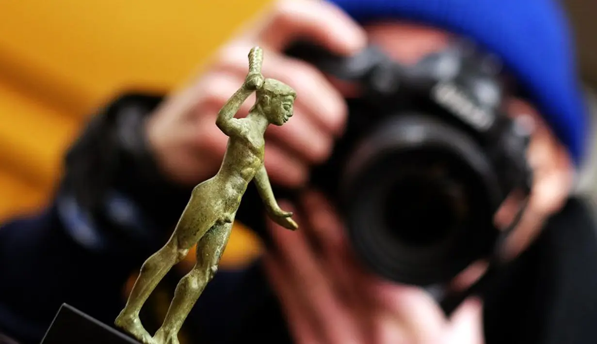 Patung Herakles yang sempat dicuri ini, rencananya akan dikembalikan kepada pemerintah Italia, New York, Selasa (24/2/2015). Herakles adalah pahlawan mitologi Yunani yang lebih dekenal dengan nama Hercules (AFP Photo/Jewel Samad)
