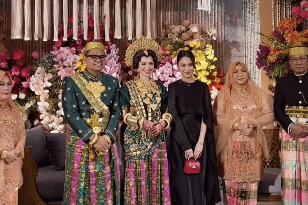 Tampilan Elegan Azizah Salsha saat Kondangan Wakil Ketua MPR RI