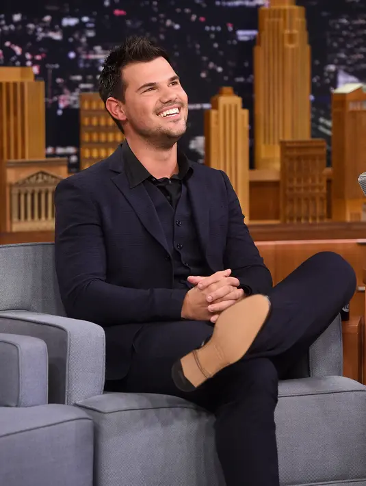 Taylor Lautner jatuh cinta pada Taylor Swift pada pertemuan mereka di film Valentine's Day tahun 2009 .Namun sayangnya hubungan tak berjalan mulus. Taylor Swift menciptakan lagu 'Back To December' untuk mantan kekasihnya itu. (AFP/Bintang.com)