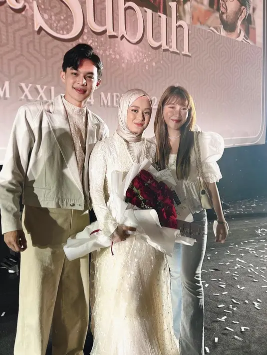 <p>Saat gala premier tersebut, penyanyi Ghea pun datang memberi support pada pasangan yang telah menikah pada 10 Juli 2020. Ghea tampil dengan atasan putih lengan puff dipadukan denim cutbray. @gheaindrawari</p>