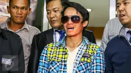 Reza Pahlevi bersama kuasa hukumnya memberikan keterangan usai melaporkan Indra Bekti ke Polda Metro Jaya, Jakarta, Selasa (2/2). Artis Indra Bekti dilaporkan ke Polda terkait dugaan perbuatan cabul terhadap anak di bawah umur.(Liputan6.com/Yoppy Renato)