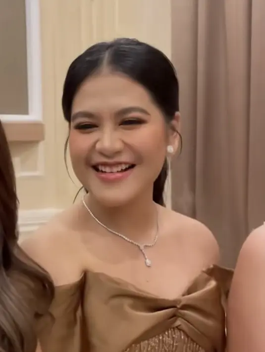 <p>Untuk riasan wajah, Kahiyang tampil dengan riasan flawless mengenakan blush on pink dan lipstik pink glossy nya. Dengan riasan mata yang tidak terlalu bold. [Instagram/@adellejewellery]</p>