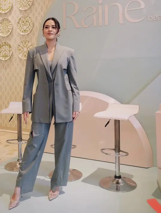 <p>Lalu ada Raisa yang tampil formal dengan atasan blazer model asimetris, dipadukan dengan loose pants warna serupa. Ia memadukannya dengan heels. @raisa6690</p>