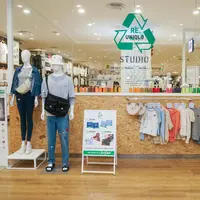 UNIQLO menghadirkan pendekatan berbeda melalui konsep LifeWear. Bukan sekadar pakaian yang nyaman dan stylish, tetapi juga dirancang untuk tahan lama dan relevan digunakan dalam jangka panjang. Filosofi ini menjadi salah satu cara untuk mengurangi konsumsi berlebih sekaligus menekan dampak lingkungan. (foto/dok: uniqlo)