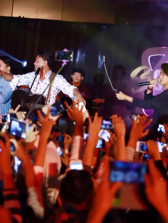 Para personel CJR mengaku, berkolaborasi dengan musisi senior seperti Andre Hehanussa pengalaman berharga bagi mereka. (Adrian Putra/Bintang.com)