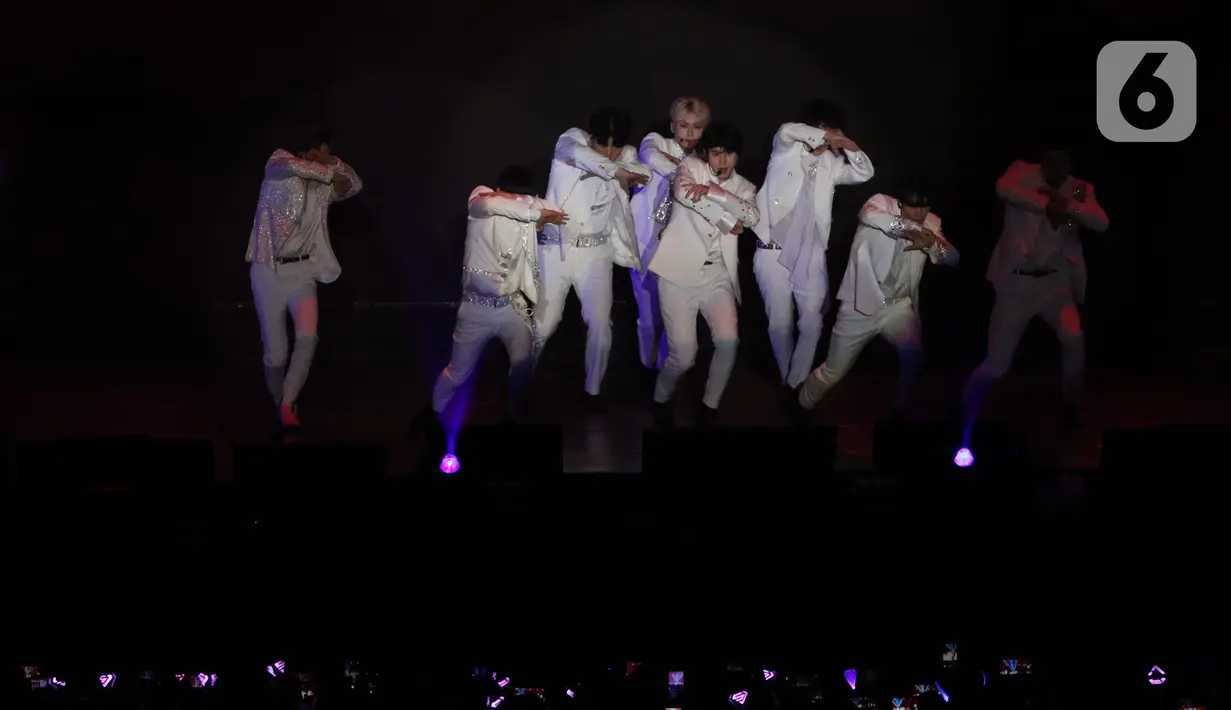 Personel Boy Band asal Korea Selatan, Super Junior saat membawakan lagu pada konser Super Junior World Tour - Super Show 8 Infinite Time in Jakarta di ICE BSD Tangerang, Sabtu (11/1/2020). Konser disaksikan ribuan penggemar. (Liputan6.com/Helmi Fithriansyah)