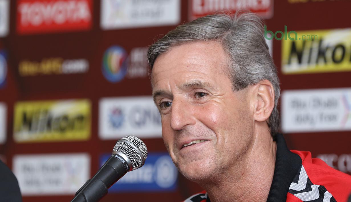 Pelatih Tampines Rovers, Juergen Raab memberikan penjelasan saat konferensi pers Piala AFC 2018 di Hotel Sultan, Jakarta (27/2/2018). Persija akan menjamu Tampines Rovers pada 28 Februari 2018. (Bola.com/Nick Hanoatubun)