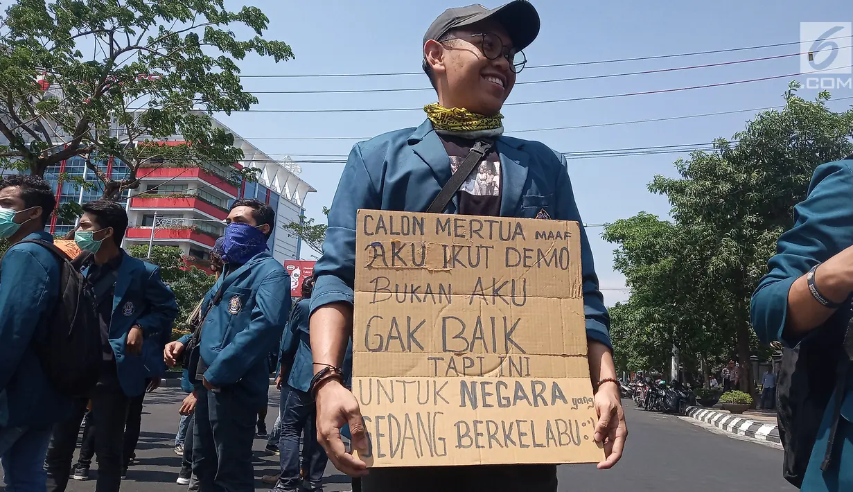 Mahasiswa membawa poster dalam unjuk rasa di Kantor Gubernur Jawa Tengah, Jalan Pahlawan Semarang, Selasa (24/9/2019). Mahasiswa dari berbagai universitas meneriakkan kecaman terhadap DPR sebagai protes terhadap rencana pengesahan Rancangan KUHP dan sejumlah RUU lain. (Liputan6.com/Gholib)