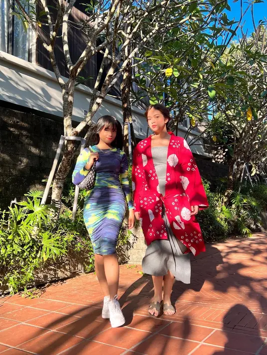 Termasuk soal gaya, keduanya tampil kompak kenakan outfit bernuansa colorful. [Foto: IG/fuji_an/rklopperr].