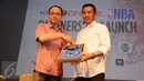 CEO KMK Online, Adi Sariaatmadja bersama Menpora Imam Nahrawi pada acara peresmian kerja sama KMK Online dengan NBA di XX1 Lounge Plaza Senayan, Rabu (3/5). KMK Online telah menjalin kerjasama selama 4 musim dengan NBA. (Liputan6.com/Gempur M Surya)