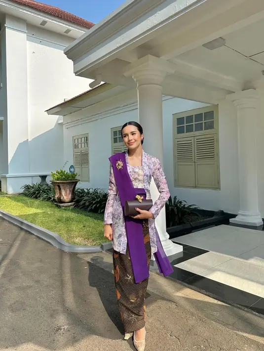 Beby Tsabina memancarkan pesona anggun sebagai istri pejabat mengenakan kebaya kutubaru dalam rona ungu yang manis. Selendang dan angkin warna ungu tua menjadi komplemen sempurna pada penampilan perempuan 21 tahun itu. [@bebystabina].