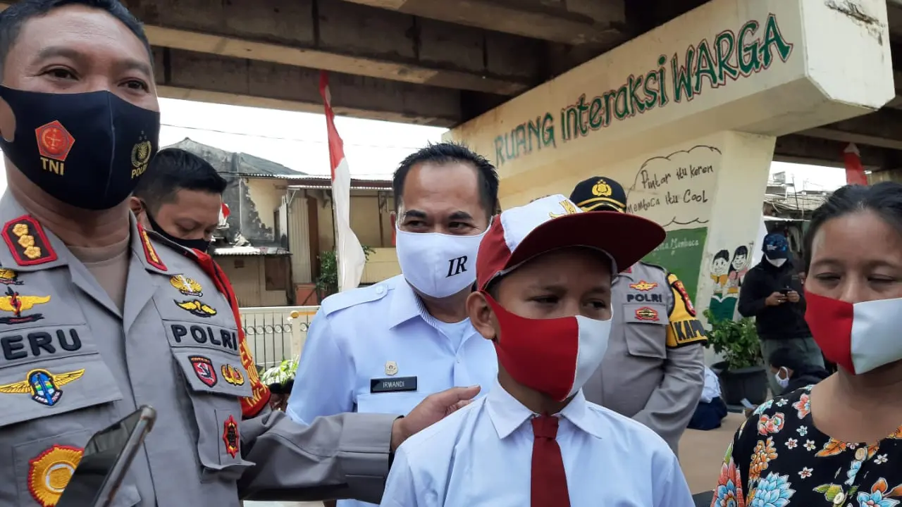 Polres Metro Jakarta Pusat bagikan 100 modem gratis kepada masyarakat sekitar.