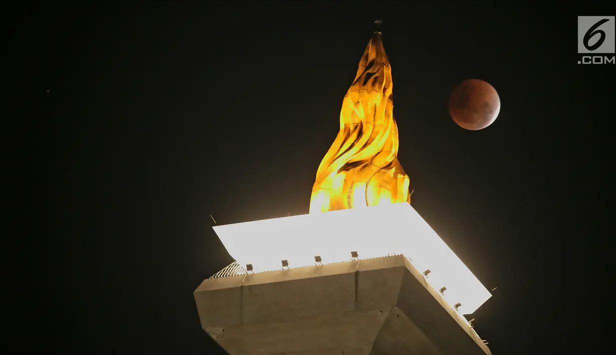 Foto multieksposure fenomena gerhana bulan total terlihat di kawasan Monas, Jakarta, Rabu (31/1). (Liputan6.com/Herman Zakharia)