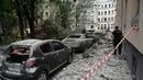 Walikota Andriy Sadovyi mengatakan sekitar 60 apartemen dan 50 mobil di area mogok rusak. (AFP/YURIY DYACHYSHYN )