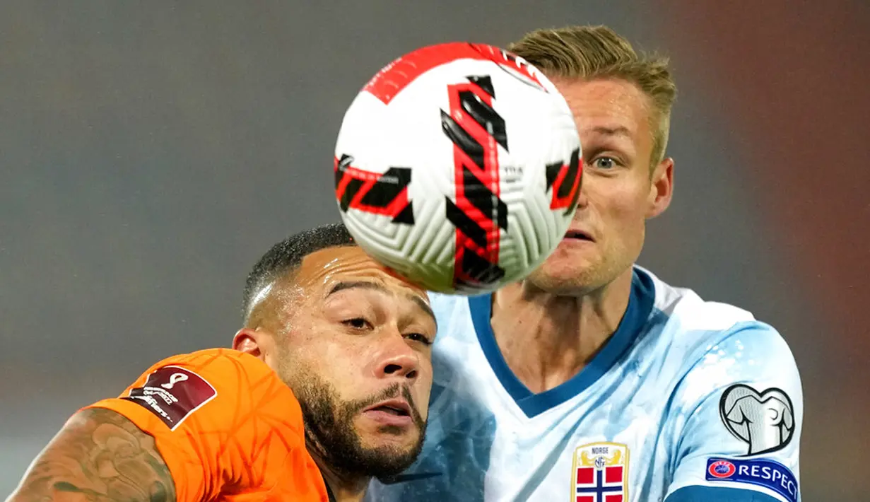 Pemain Norwegia Stian Gregersen (kanan) dan pemain Belanda Memphis Depay bersaing memperebutkan bola pada pertandingan sepak bola kualifikasi Grup G Piala Dunia 2022 di Stadion De Kuip, Rotterdam, Belanda, 16 November 2021. Belanda menang 2-0. (AP Photo/Peter Dejong)