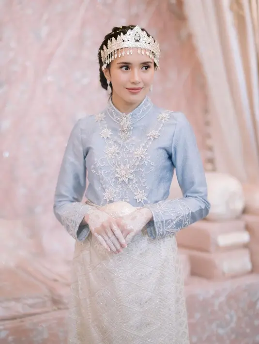 Penampilannya kali ini disempurnakan dengan sentuhan warna silver yang menambah kesan mewah. [Foto: Instagram/bebytsabina]