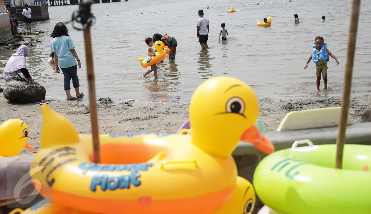 Sejumlah anak bermain air dikawasan pantai Ancol, Jakarta, Jumat (14/4). Walaupun tak seramai libur biasanya, pantai Ancol masih menjadi primadona masyakarat Jakarta maupun luar Jakarta menghabiskan libur bersama keluarga. (Liputan6.com/Faizal Fanani)