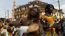 Pria berpakaian wanita saat mengambil bagian dari parade Popo (topeng) dalam karnaval Bonoua , di timur Abidjan, Pantai Gading, (9/4). (REUTERS / Luc Gnago)