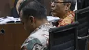 Terdakwa kasus korupsi E-KTP Irvanto Hendra Pambudi Cahyo dan Made Oka Masagung menjalani sidang lanjutan di Pengadilan Tipikor, Jakarta, Selasa (23/10). Sidang beragendakan pemeriksaan terdakwa. (Liputan6.com/Herman Zakharia)