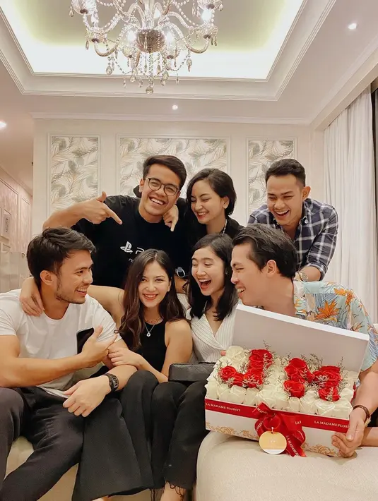 Di hari ulang tahun Mila, ia tampil serba-hitam dengan atasan halter. Sementara Yakup tampil serasi dengan kaus berdetail kantong hitam. (Foto: Intsgaram @jscmila)