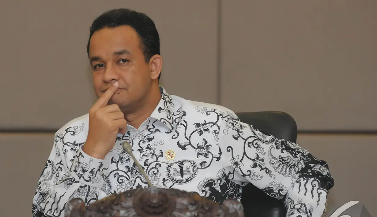 Anies Baswedan tidak sependapat jika guru disebut pahlawan tanpa tanda jasa saat konferensi pers di kantor Kemendikbud, Jakarta, Senin (24/11/2014). (Liputan6.com/Herman Zakharia)